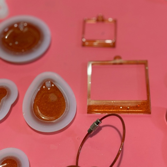 Custom QR Code Resin Keychain Great way to advertise your closet or website - Picture 6 of 7